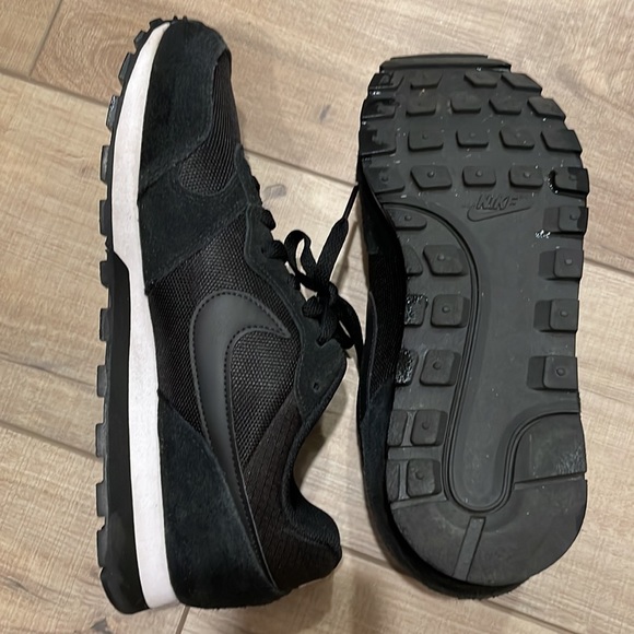 Black Nike shoes - Picture 4 of 5